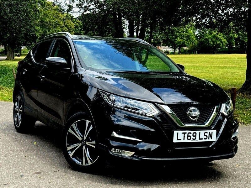 Black Used 2019 Nissan Qashqai N-Connecta SUV | £8,495 (Fair price) - Image 1/4