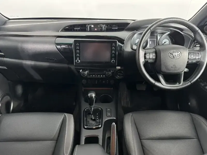 Usado Toyota HiLux 204 CV (150 kW) 2024 Plateado Pickup/Camioneta