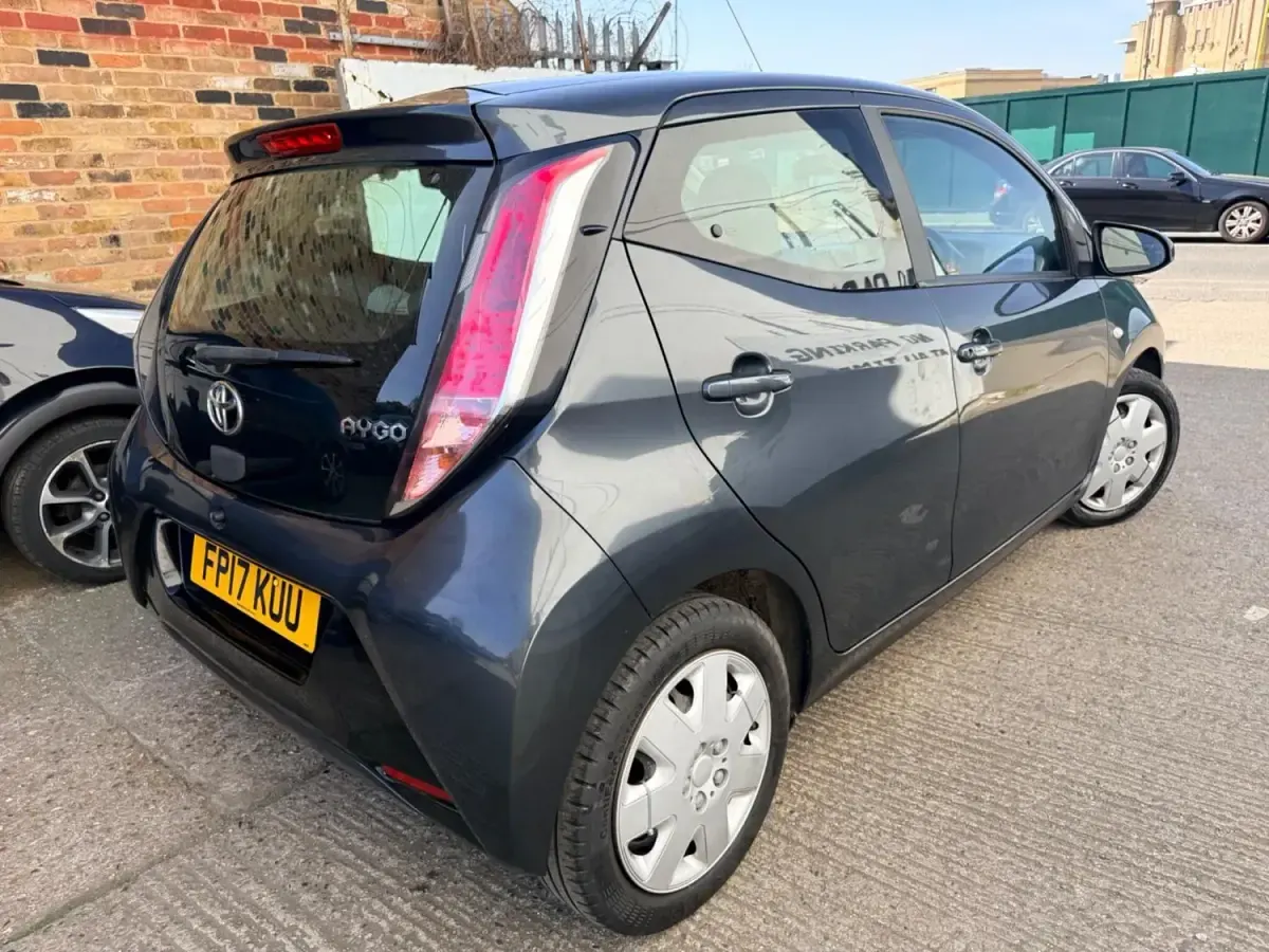 Gebraucht Toyota Aygo X-play 69 PS (50 kW) 2017 Grau Kleinwagen