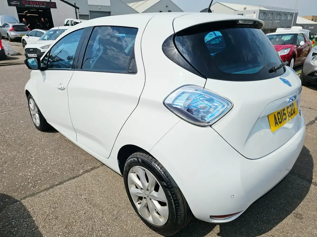 Used Renault Zoe Dynamique 64 kW (88 HP) 2015 White Hatchback