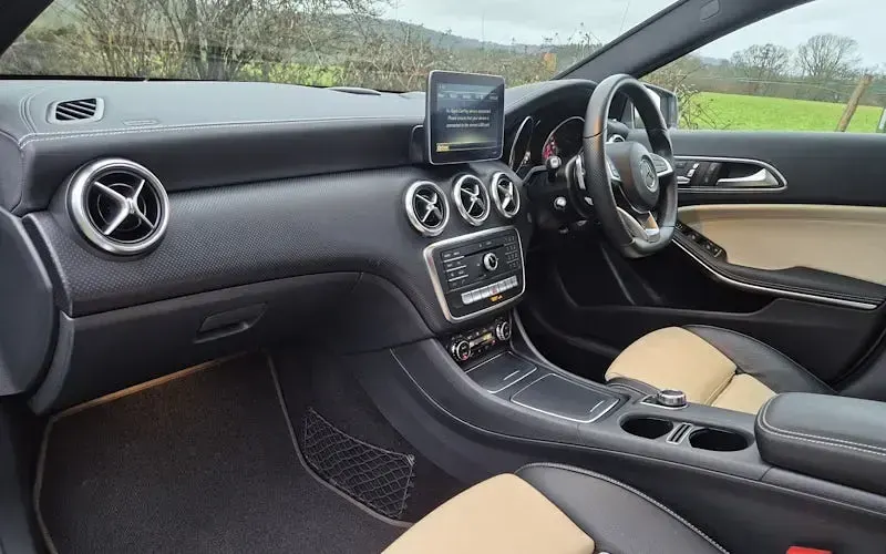 Usado Mercedes A250 Premium 218 HP (160 kW) 2017 Cinzento Citadino