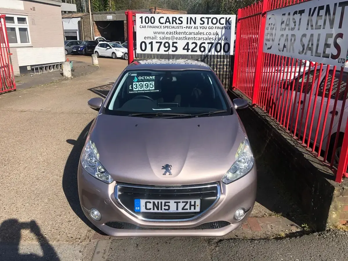 Used Peugeot 208 Allure 92 HP (67 kW) 2015 Pink Hatchback