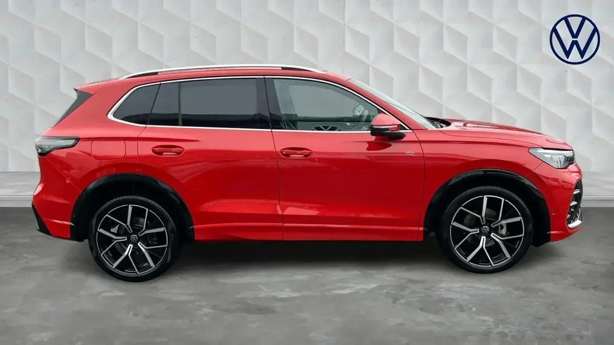 Używany VW Tiguan R-line 150 KM (110 kW) 2025 Czerwony SUV