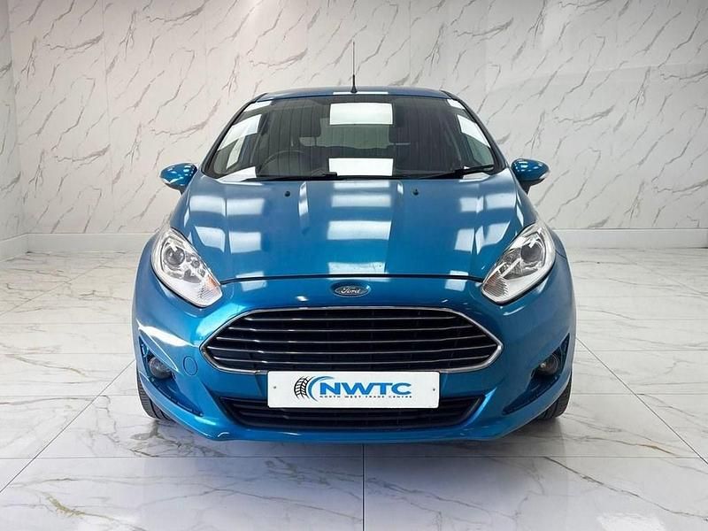Begagnad Ford Fiesta 2014 Blå Halvkombi
