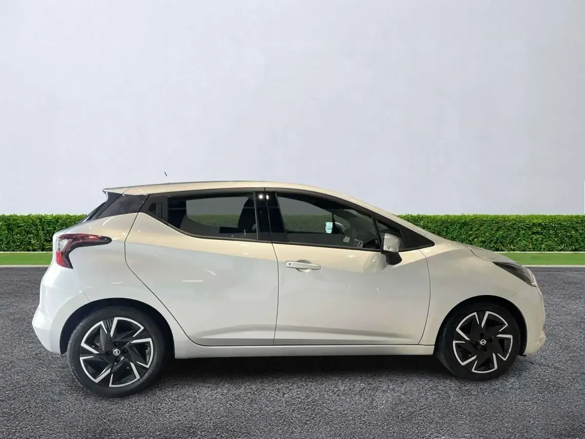 Używany Nissan Micra Acenta 92 KM (67 kW) 2021 Srebrny Hatchback