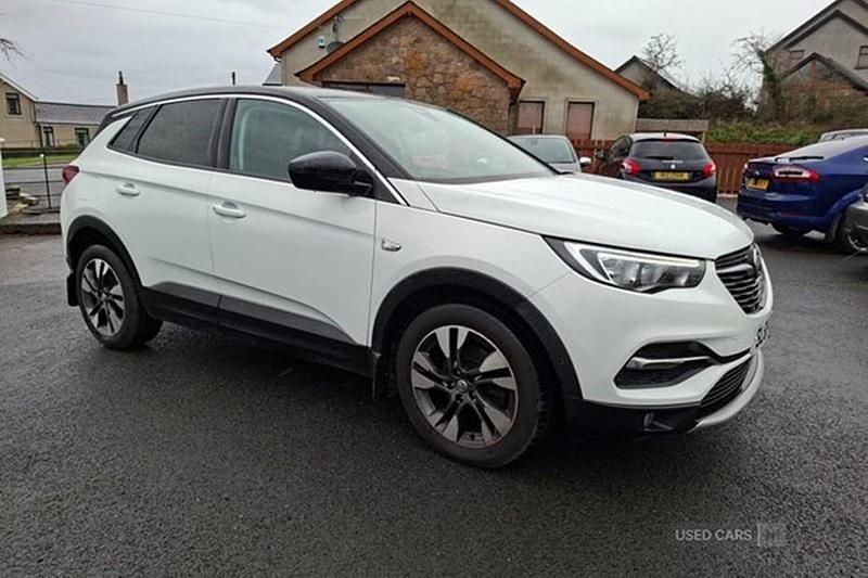Used Vauxhall Grandland X SRi 130 HP (95 kW) 2019 White SUV