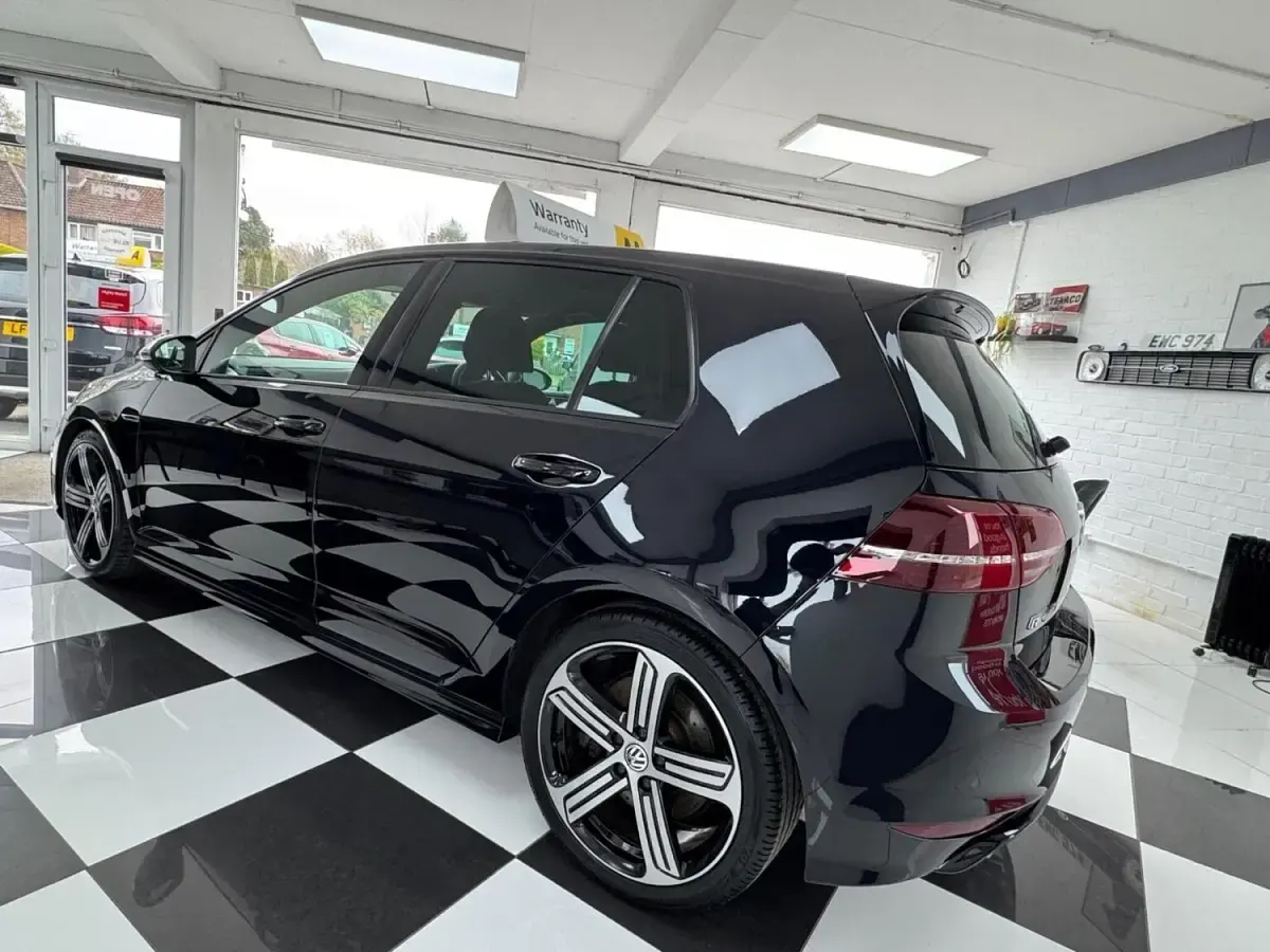 Begagnad VW Golf VII R 300 HK (220 kW) 2015 Svart Halvkombi