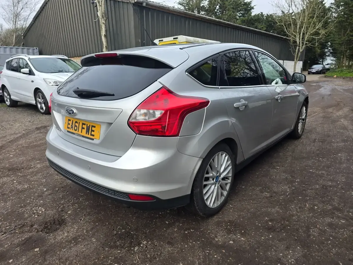 Used Ford Focus Zetec 125 HP (91 kW) 2011 Silver Hatchback
