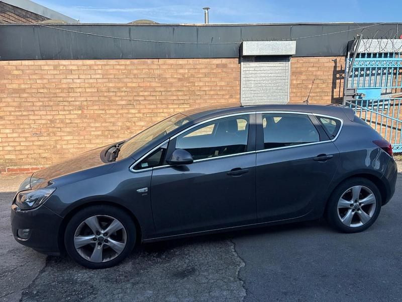 Używany Vauxhall Astra SRi 115 KM (84 kW) 2010 Szary Hatchback