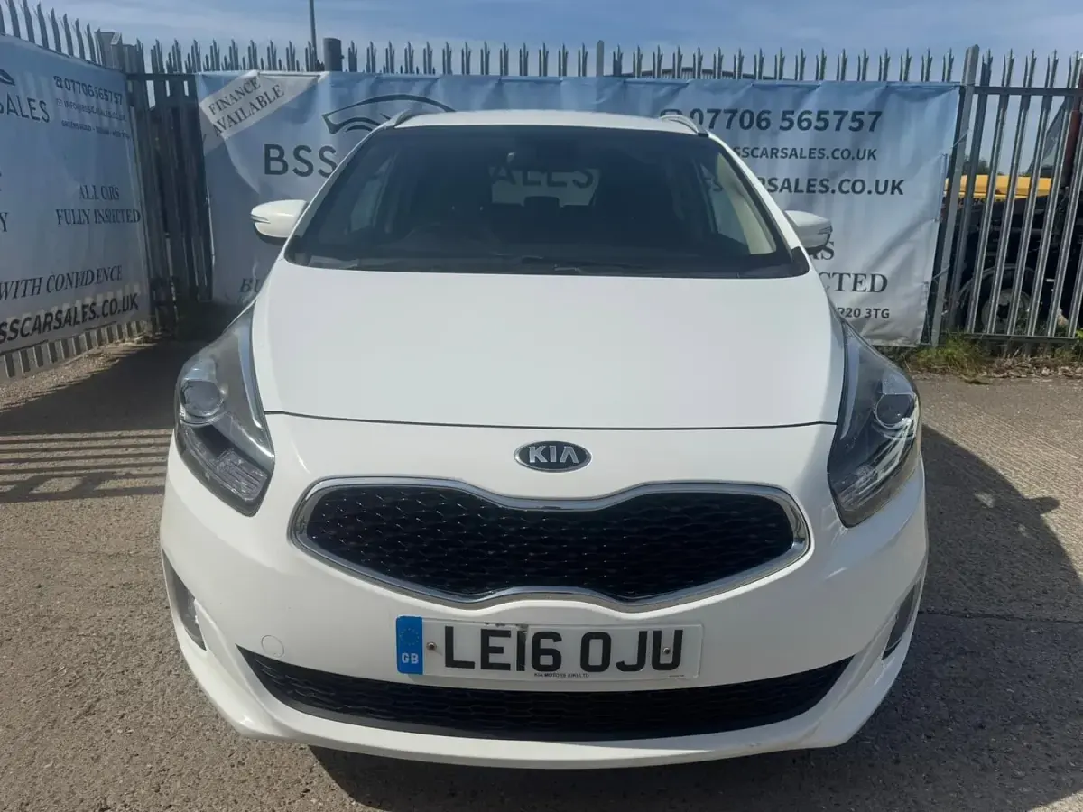 Used Kia Carens 139 HP (102 kW) 2016 White MPV