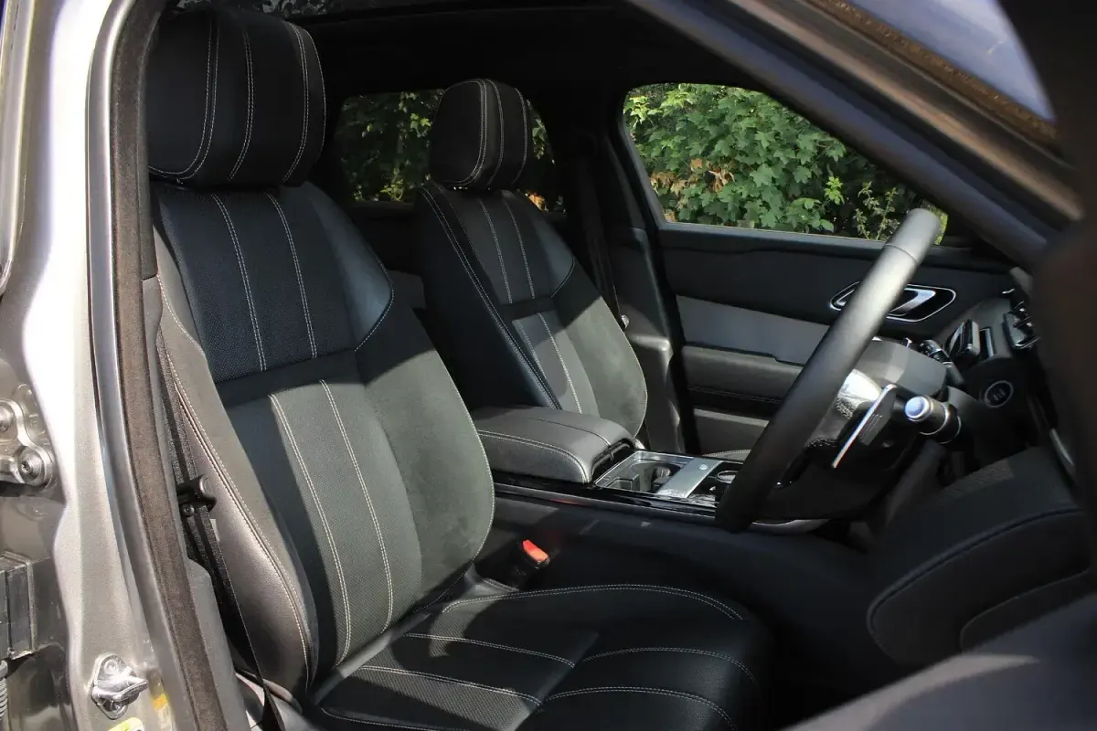 Used Land Rover Range Rover Velar R-Dynamic 177 HP (130 kW) 2020 Silver SUV