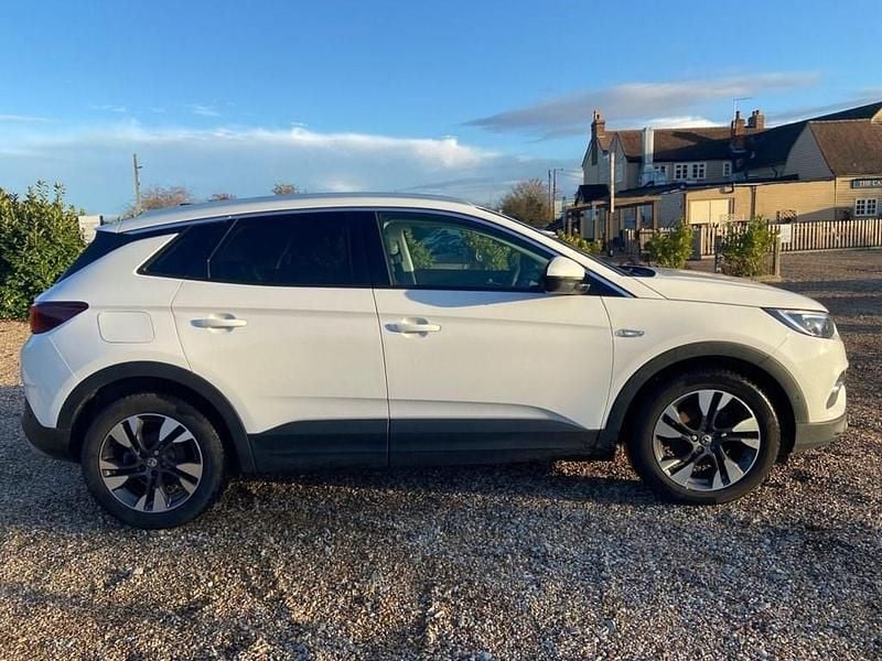 Used Vauxhall Grandland X Sport 120 HP (88 kW) 2018 White SUV