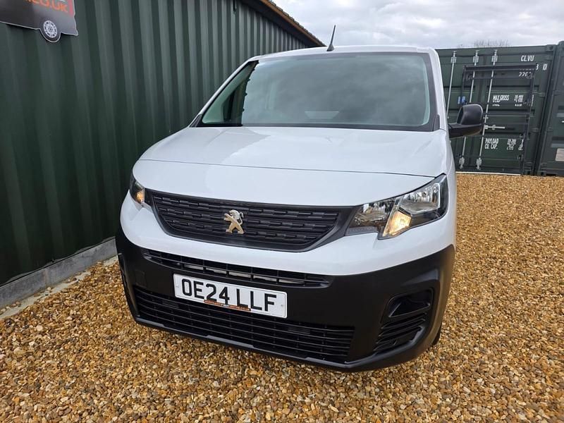 Second-hand Peugeot Partner Premium 131 CP (96 kW) 2024 Alb Monovolum