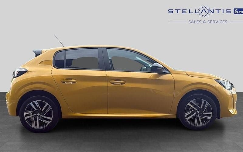 Used Peugeot 208 Active+ 102 HP (75 kW) 2023 Yellow Hatchback