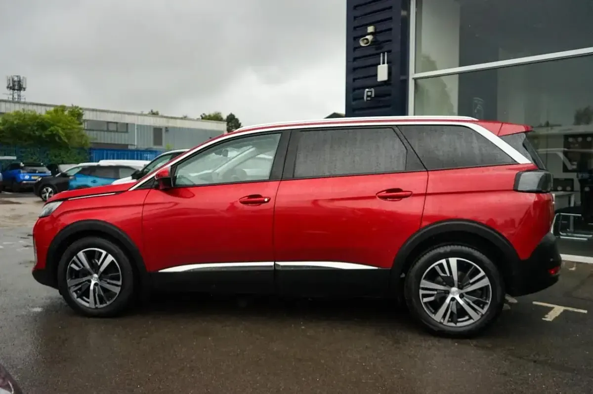 Used Peugeot 5008 Allure Premium 130 HP (95 kW) 2021 Red SUV