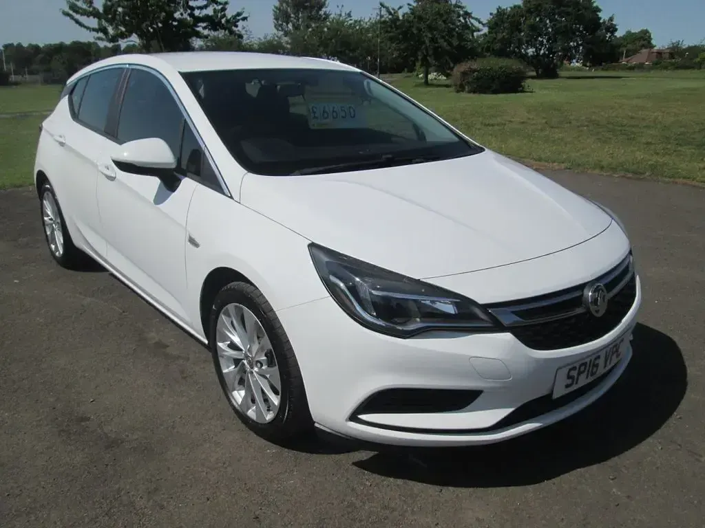 Used Vauxhall Astra S 105 HP (77 kW) 2016 White Hatchback