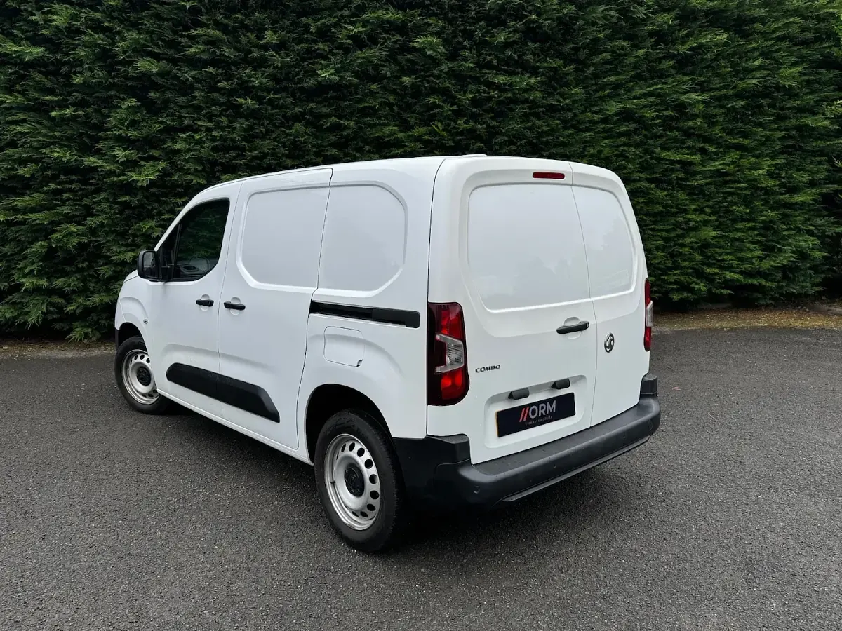 Used Vauxhall Combo 100 HP (73 kW) 2021 White MPV