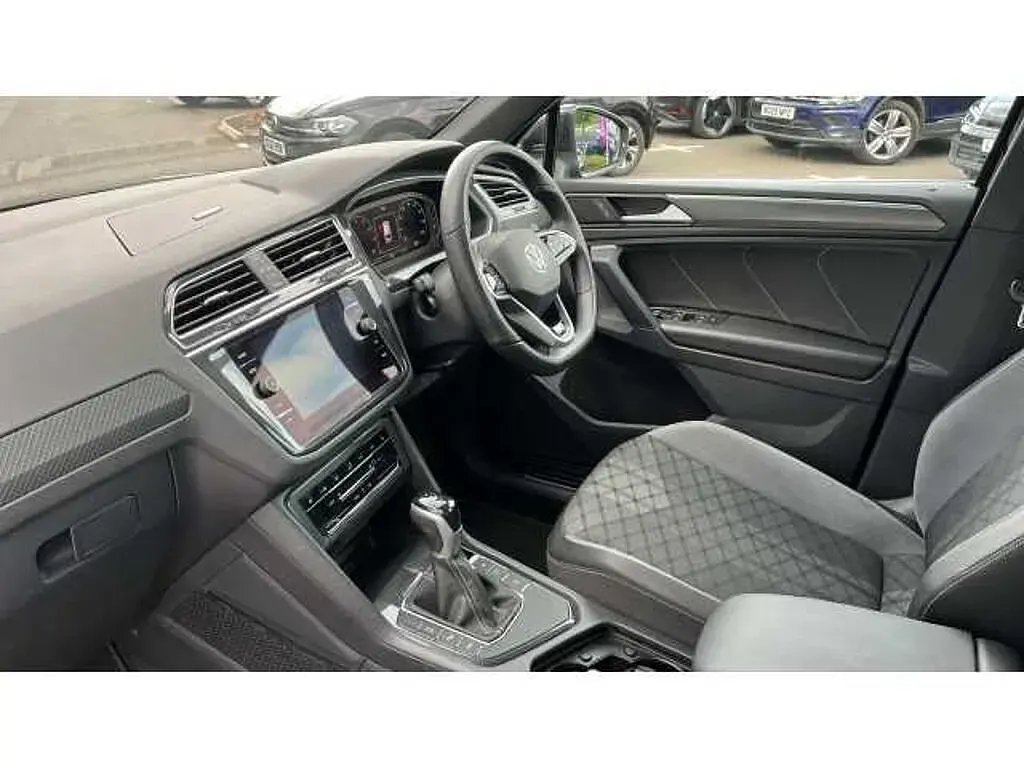 Second-hand VW Tiguan R-line 150 CP (110 kW) 2023 Negru SUV