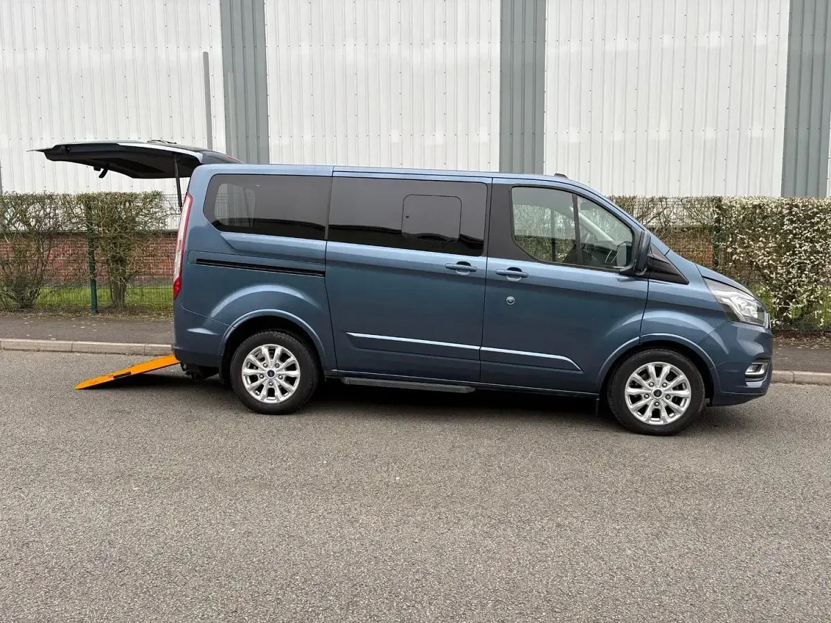 Used Ford Tourneo Titanium 130 HP (95 kW) 2022 Blue MPV