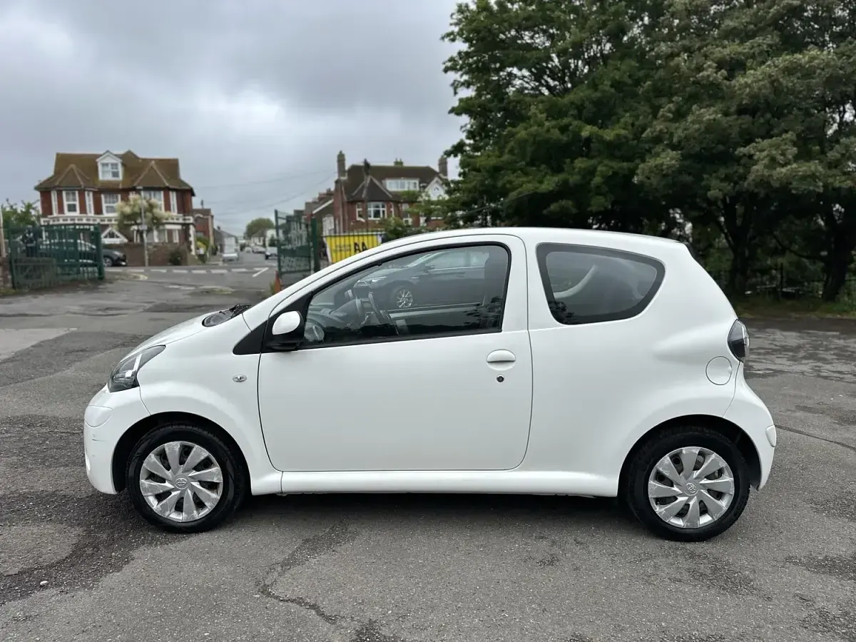 Used Toyota Aygo 68 HP (50 kW) 2014 White Hatchback