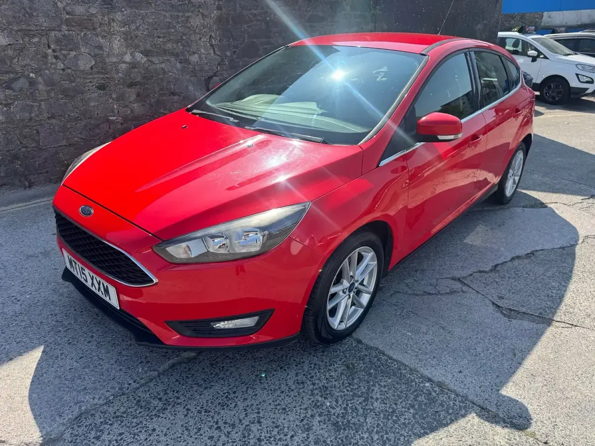 Used Ford Focus Zetec 125 HP (91 kW) 2015 Red Hatchback