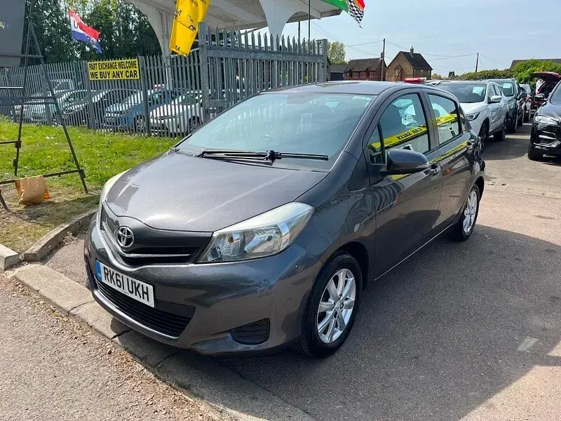 Used Toyota Yaris 99 HP (72 kW) 2012 Grey Hatchback