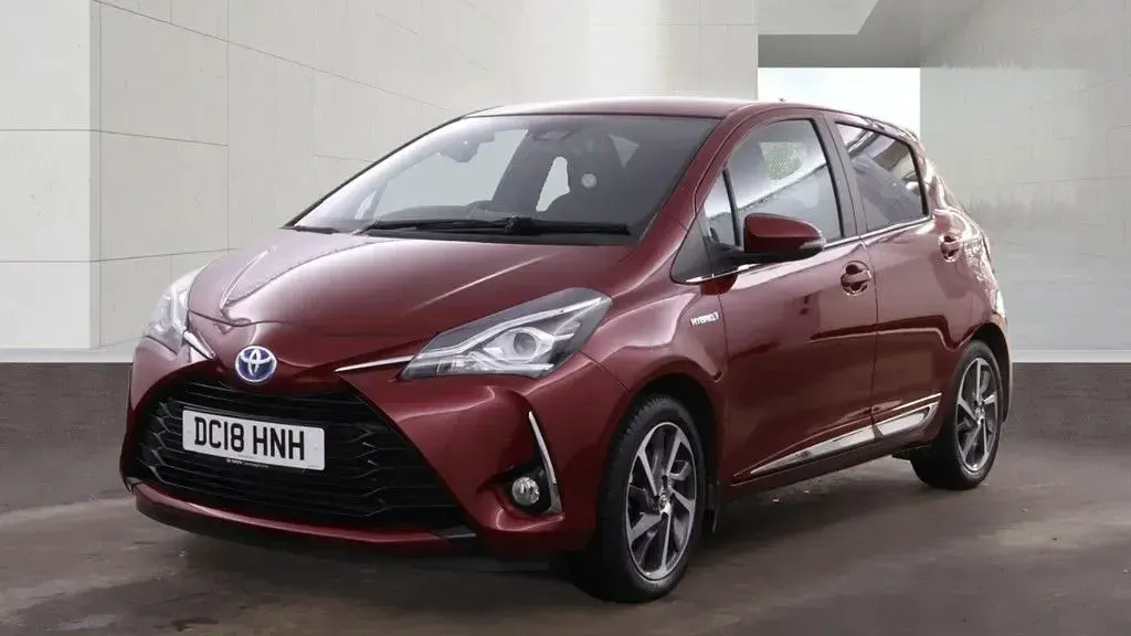 Used Toyota Yaris 100 HP (73 kW) 2018 Red Hatchback