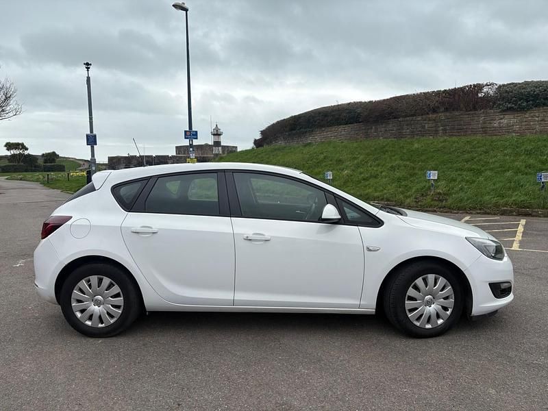 Used Vauxhall Astra S 110 HP (80 kW) 2013 White Hatchback