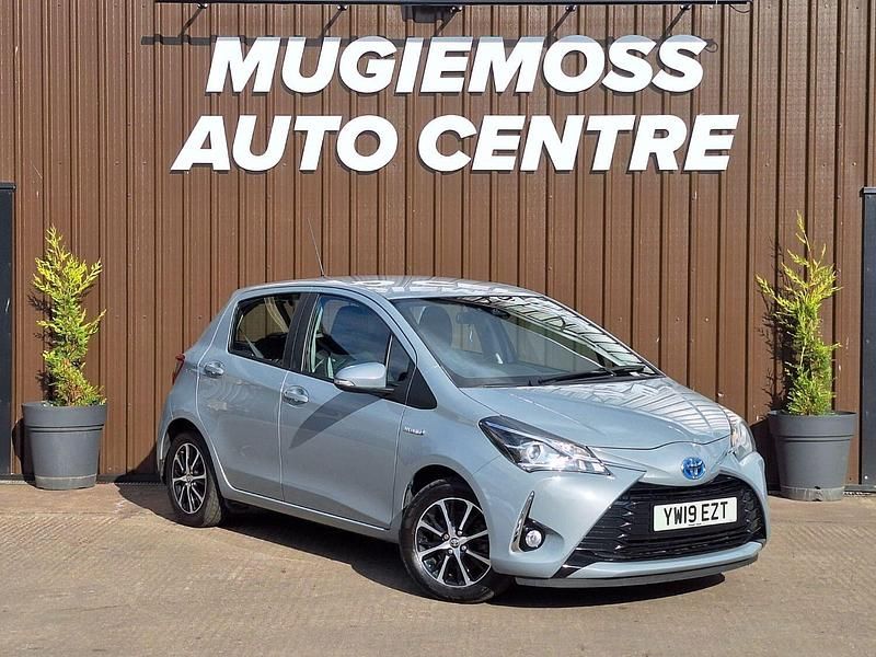 Grey Used 2019 Toyota Yaris Hybrid Hatchback | £11,995 (Good price) - Image 1/4