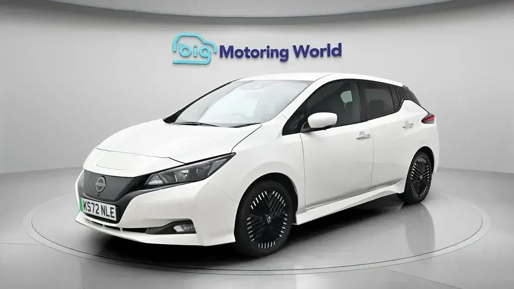 Begagnad Nissan Leaf N-Connecta 110 kW (150 HK) 2022 Halvkombi