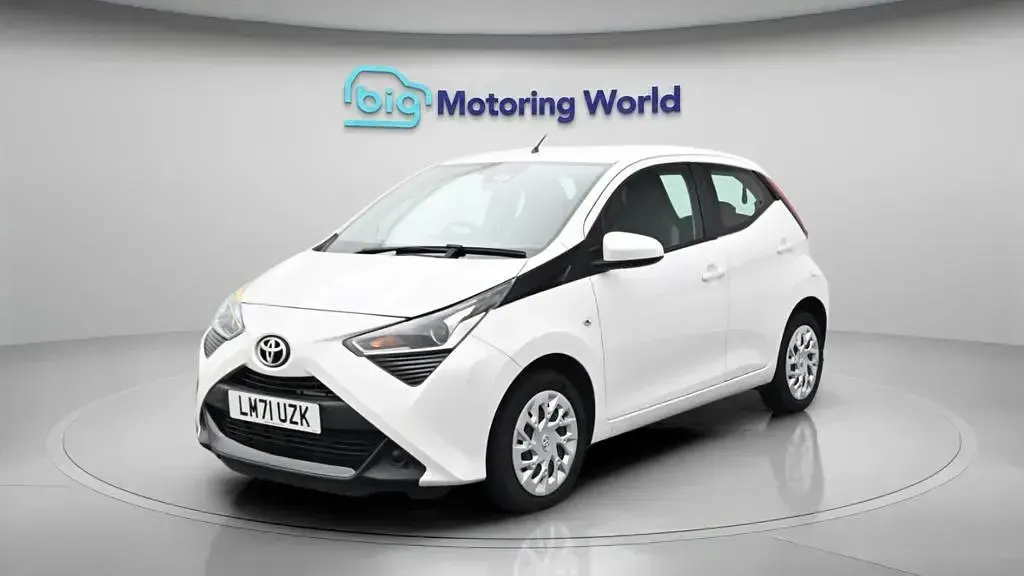 Used Toyota Aygo X-play 71 HP (52 kW) 2021 White Hatchback