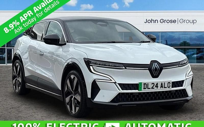 White/black Used 2024 Renault Mégane Komfort Hatchback | £21,495 (Fair price) - Image 1/3