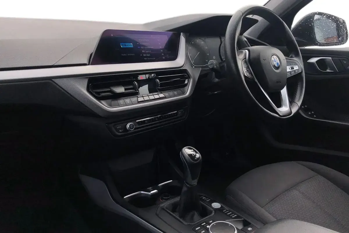 Used BMW 118 Comfort Edition 140 HP (102 kW) 2020 Black Hatchback