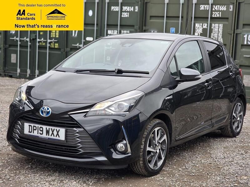 Used Toyota Yaris Hybrid 100 HP (73 kW) 2019 Black Hatchback