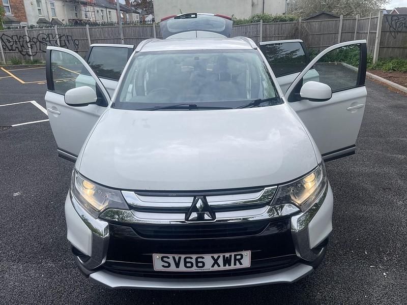 Used Mitsubishi Outlander 150 HP (110 kW) 2016 White SUV