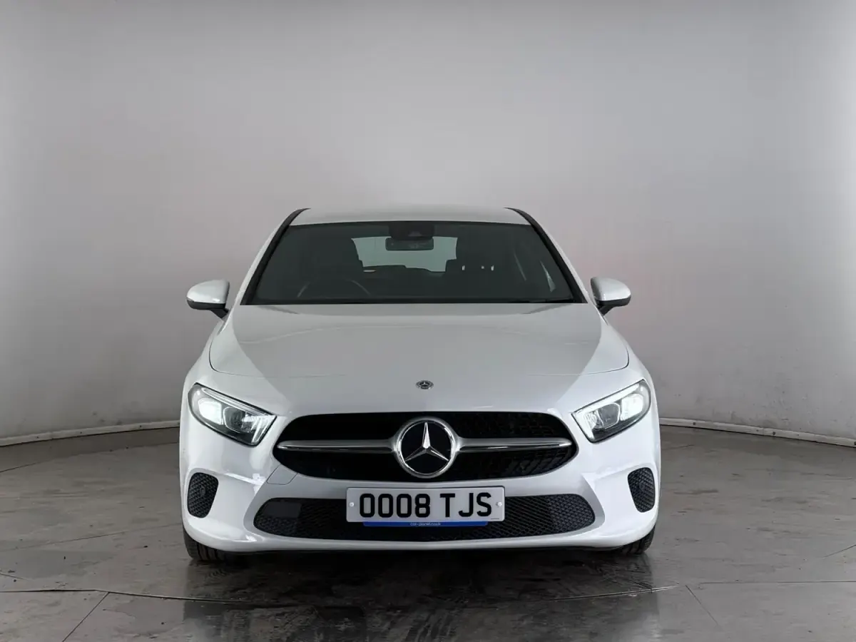 Begagnad Mercedes A180 Executive 2020 Vit Halvkombi
