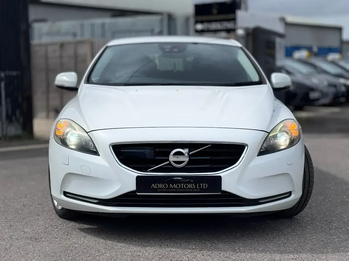 Used Volvo V40 SE Lux 180 HP (132 kW) 2013 White Hatchback