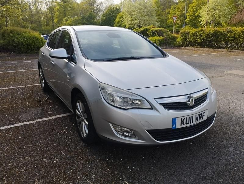 Używany Vauxhall Astra 140 KM (102 kW) 2011 Srebrny Hatchback