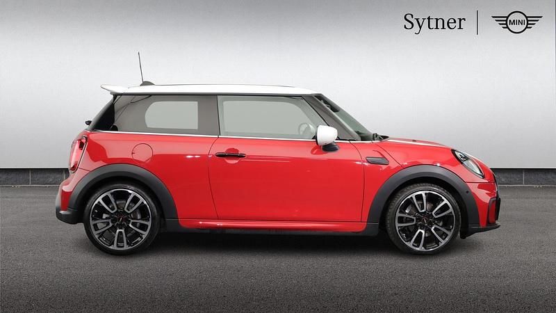 Begagnad Mini Cooper Hatch 134 HK (98 kW) 2023 Röd Halvkombi