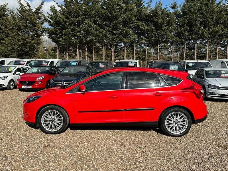 Used Ford Focus Zetec 125 HP (91 kW) 2014 Red Hatchback