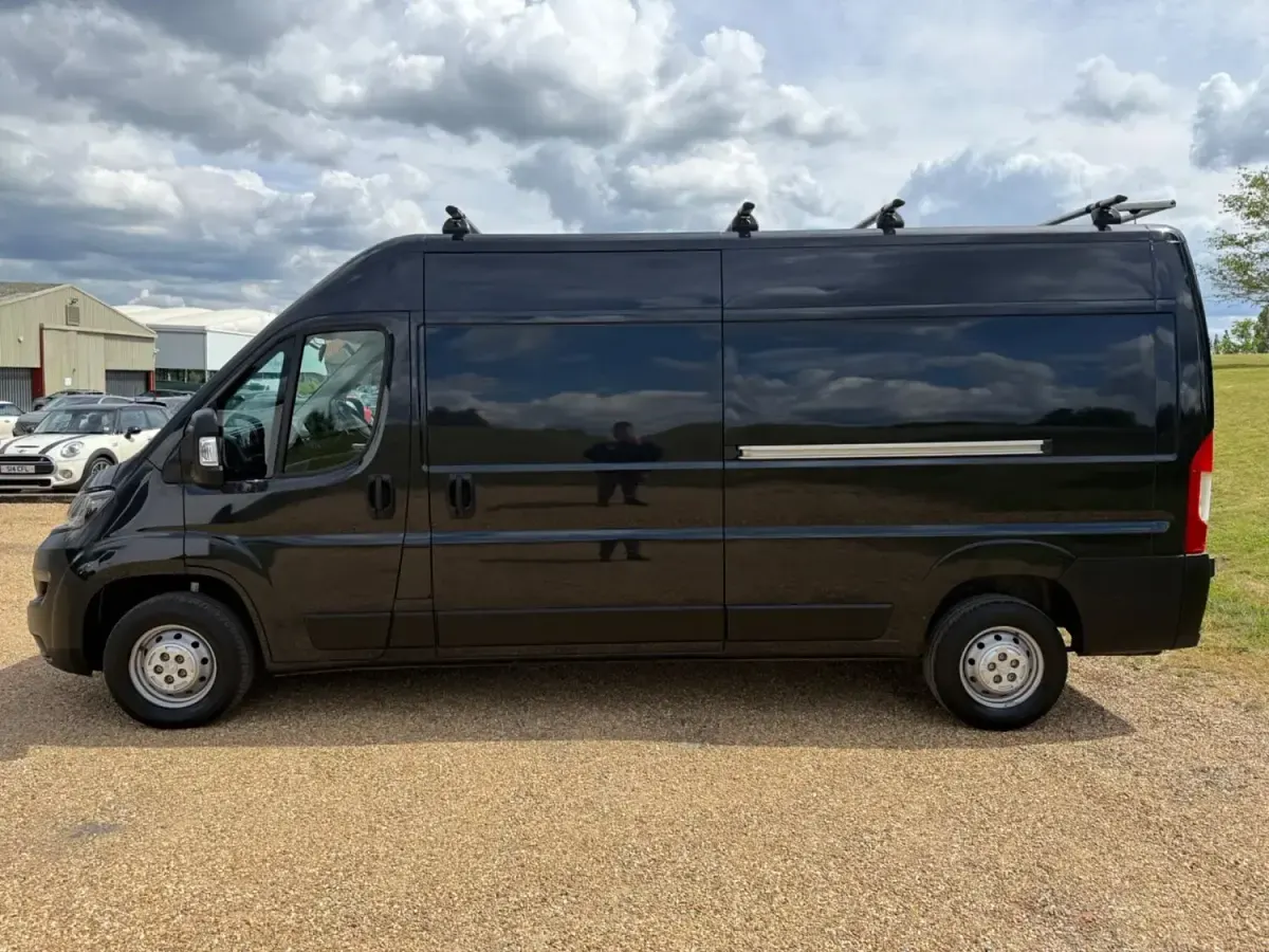 Usado Peugeot Boxer Premium 140 CV (102 kW) 2023 Gris Van