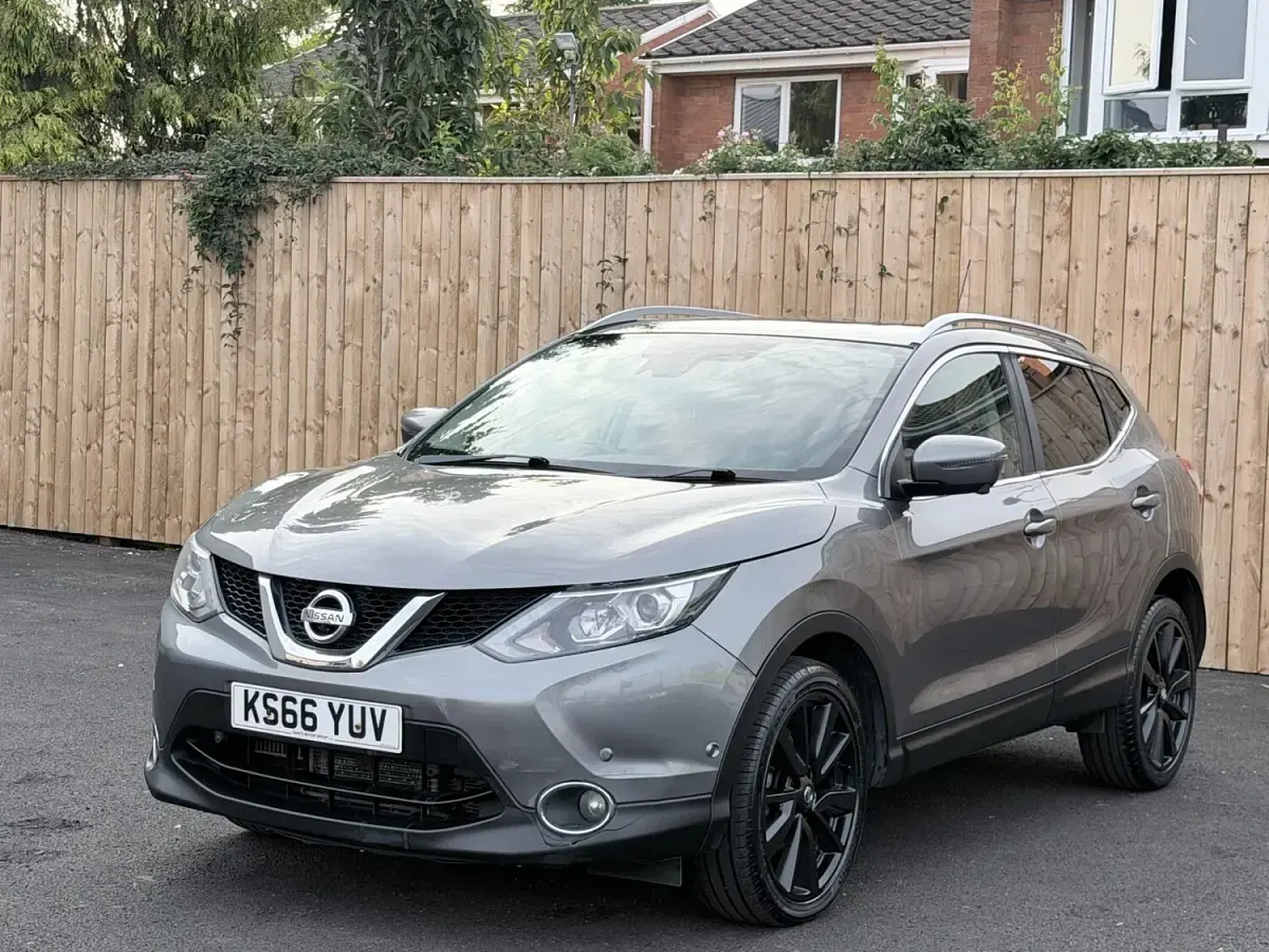 Used Nissan Qashqai Tekna 130 HP (95 kW) 2016 Grey SUV