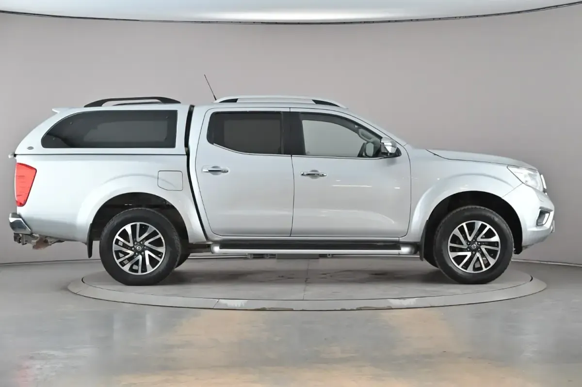 Używany Nissan Navara Tekna 190 KM (139 kW) 2017 Srebrny Pickup