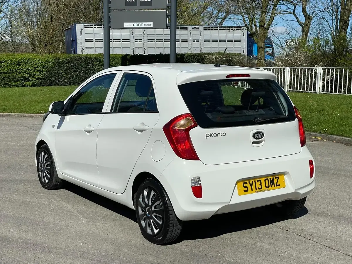 Used Kia Picanto 68 HP (50 kW) 2013 White Hatchback