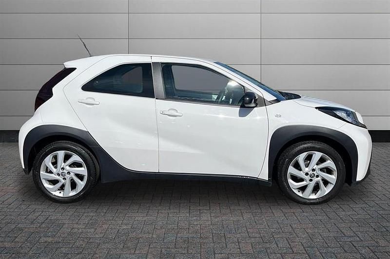 Used Toyota Aygo X PURE 72 HP (52 kW) 2023 White SUV