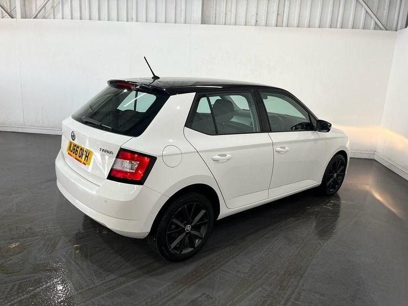Used Skoda Fabia Colour Edition 90 HP (66 kW) 2016 White Hatchback