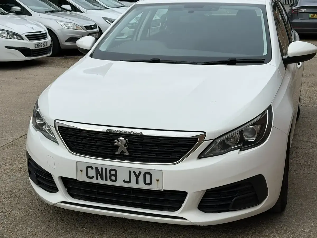Used Peugeot 308 Access 100 HP (73 kW) 2018 White Hatchback