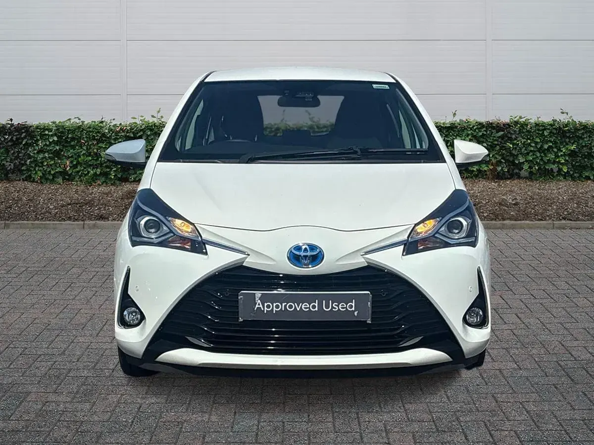 Used Toyota Yaris 100 HP (73 kW) 2018 White Hatchback