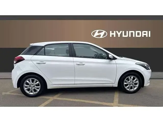 Begagnad Hyundai i20 SE 84 HK (61 kW) 2017 Vit Halvkombi
