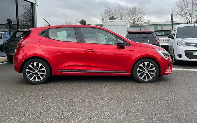 Used Renault Clio Evolution 90 HP (66 kW) 2023 Red Hatchback